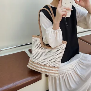 Grande borsa tote intrecciata in crema e marrone per le vacanze al mare 2025