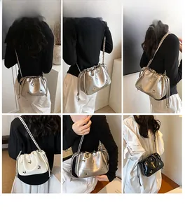 Sac nuage plissé avec papillon en argent, blanc et noir avec bandoulière chaîne