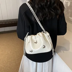 Sac à bandoulière blanc effet crocodile avec papillon argenté et bandoulière chaîne