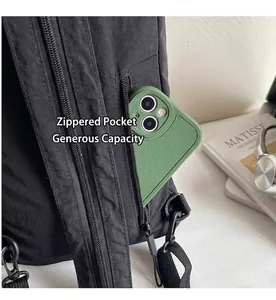 Dettaglio dello zaino nero street style con tasca laterale a zip che contiene un cellulare