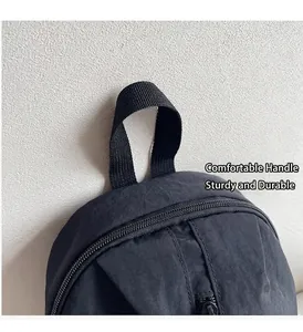 Dettaglio ravvicinato della maniglia in nylon e cerniera in metallo dello zaino