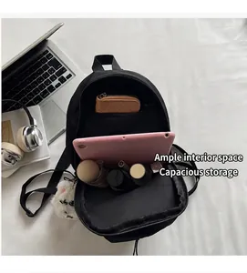 Vista interna dello zaino in nylon nero con grande capacità per laptop e oggetti vari