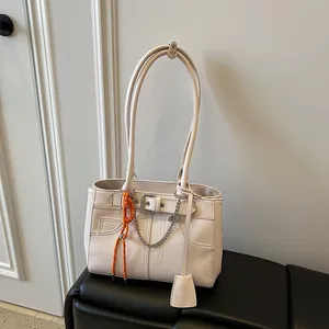 Borsa a Tracolla Tote in Pelle PU di Grande Capacità per Donna Cuciture a Contrasto Fibbia Catena in Metallo Decorazione Corda Arancione