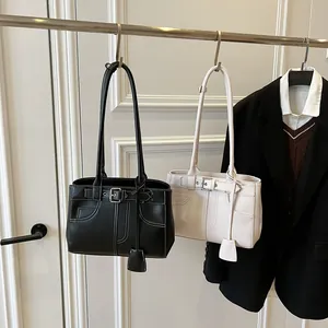 Borsa tote minimalista in pelle da donna in nero e crema con eleganti fibbie per cintura