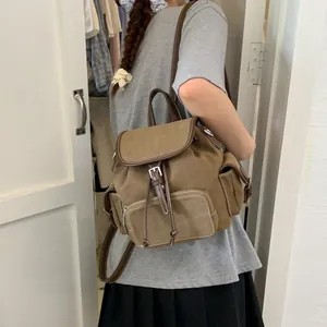 Zaino vintage in tela con finiture in pelle e tasche multiple per l'uso all'aperto