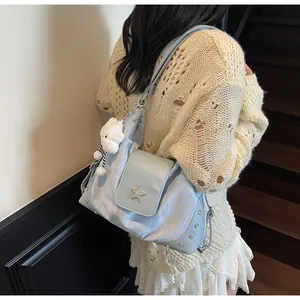 Hellblaue Schultertasche aus Nylon mit Sternanhänger und flauschigem Wolken-Accessoire