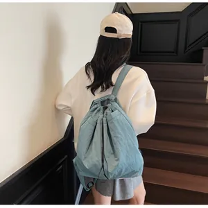 Gros plan sur le sac à dos à cordon bleu poudré minimaliste en tissu nylon léger