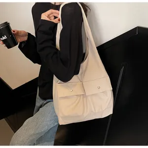 Detail der beige minimalistischen Tragetasche mit großen Fronttaschen und Magnetverschluss