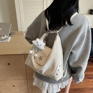 Schicker beiger Damenrucksack mit Metallsternen und flauschigem Wolken-Anhänger