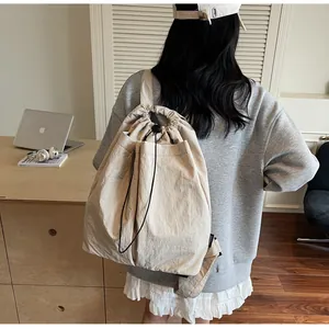 Gros plan détaillé d'un sac à dos à cordon beige minimaliste avec texture froissée