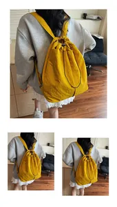 Détail du sac à dos jaune à cordon en nylon durable avec des sangles tissées