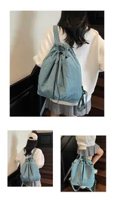 Détail d'un sac à dos en nylon bleu clair avec cordon de serrage et poches multiples