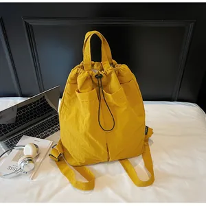 Détail d'un sac à dos jaune vif à cordon en nylon durable pour les loisirs et voyages