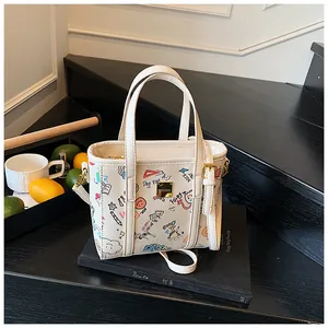 Detail der weißen PU-Leder-Tote Bag mit buntem Graffiti, Goldbeschlägen und Schultergurt