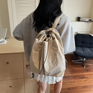 Sac fourre-tout beige à cordon en nylon léger pour un usage quotidien chic