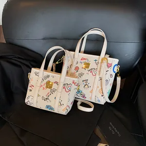 Graffiti-Einkaufstasche in Creme mit bunten Illustrationen und verstellbaren Trägern