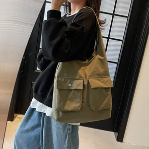 Minimalistische olivgrüne Canvas-Einkaufstasche mit viel Platz und zwei Vordertaschen