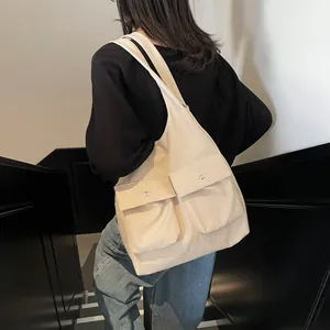Minimalistische beige Canvas-Einkaufstasche mit zwei Vordertaschen und Magnetknöpfen