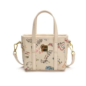 Schicke beige Canvas-Einkaufstasche mit bunten Graffiti-Mustern und goldener Metallplatte