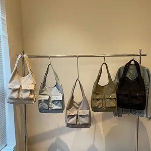 Minimalistische Hobo-Tasche aus Canvas in vier Farben mit zwei Vordertaschen