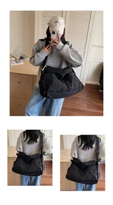 Detail der schwarzen Messenger-Tasche aus Nylon mit Reißverschlusstasche und breitem Gurt
