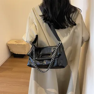 Schicke schwarze PU-Umhängetasche mit silberner Kette und ovalem Metallgriff