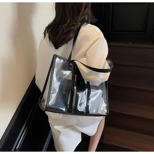 Vue détaillée d'un sac cabas en PVC transparent avec bordure noire et pochette intérieure