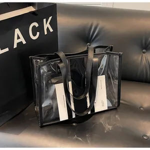 Détails d'un sac fourre-tout transparent en PVC avec bordures en cuir noir chic