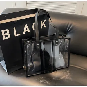 Gros plan détaillé du sac cabas transparent en PVC avec garniture noire en cuir PU et rivets