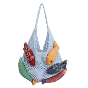 Handgewebte hellblaue Häkel-Tote-Bag mit fünf bunten dekorativen Stoff-Fischanhängern