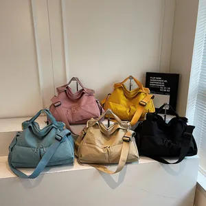 Minimalistische Nylon Umhängetasche mit vielen Taschen in fünf Farben und breitem Gurt
