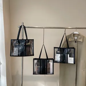 Trois sacs cabas minimalistes en PVC transparent avec anses noires suspendus esthétiquement
