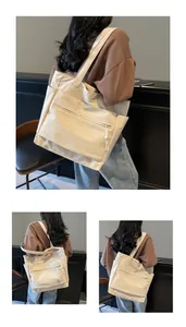Détail du grand sac cabas en toile avec poches fonctionnelles et larges bandoulières