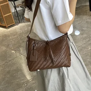 Große braune gewebte Schultertasche aus Leder für Damen mit verstellbarem Riemen