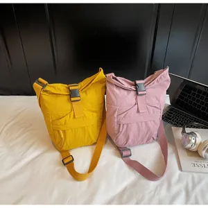 Bolsos tipo cubo de nailon amarillo y rosa con solapa plegable y detalle de hebilla