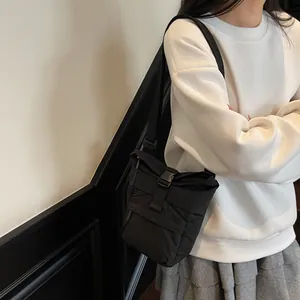 Bolso tipo cubo de nailon negro de moda con correa ajustable para un estilo casual diario