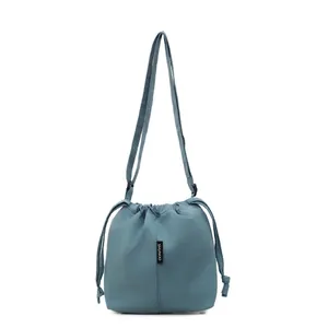 Bolso tipo cubo azul grisáceo casual de verano con cordón y correa de hombro ajustable