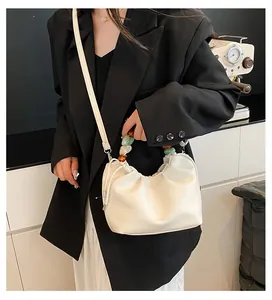 Détail du sac nuage froncé avec poignée en perles colorées et cuir PU à texture litchi