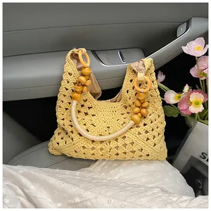 Detalle del bolso tote amarillo de ganchillo hecho a mano con asas de cuentas de madera