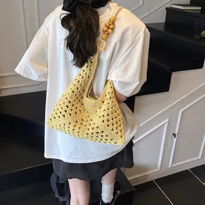 Bolso tote de ganchillo amarillo hecho a mano con cuentas de madera para la playa
