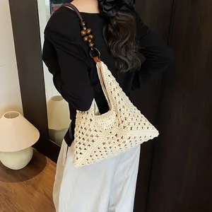 Bolso tote de ganchillo beige hecho a mano con cuentas de madera y patrón calado boho