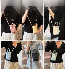 Mini borsa a tracolla motivo litchi in sei colori con un simpatico cane pendente