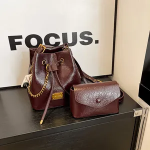 Set borsa a secchiello vintage in pelle bordeaux con coulisse e catena dorata