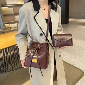Secchiello vintage marrone scuro con catena dorata e pochette coordinata a spalla