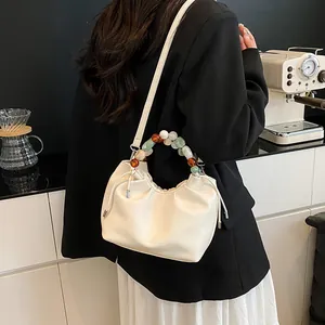 Sac nuage froncé blanc avec poignée en perles colorées et texture cuir lychee