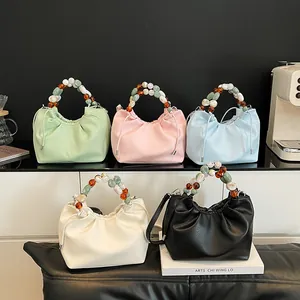 Sac nuage plissé avec poignée perlée colorée en vert, rose, bleu, blanc et noir