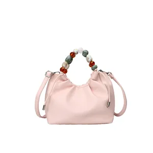 Sac nuage plissé rose avec poignée en perles de résine et bandoulière amovible