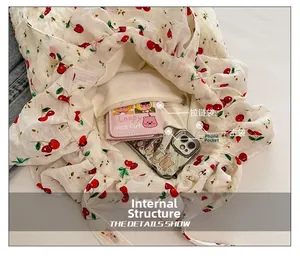 Structure interne du sac fourre-tout en toile fleurie avec poche zippée et compartiment