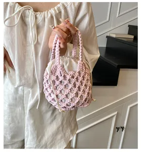 Vue détaillée du sac seau rose tissé à la main avec doublure en coton blanc
