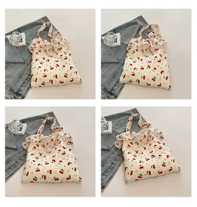 Détail du sac cabas matelassé à imprimé cerise avec bords à volants et texture gaufrée